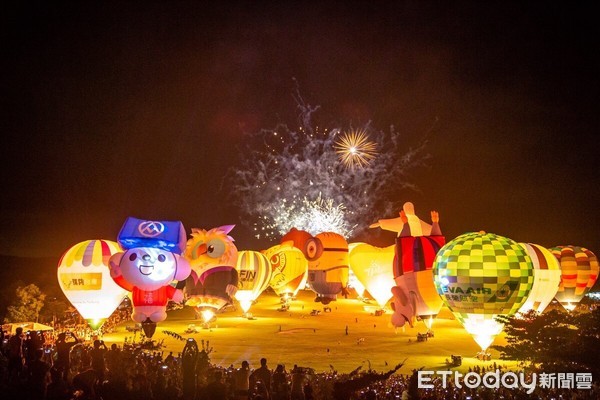 2018台灣國際熱氣球嘉年華首場光雕音樂會串聯歷屆世足賽音樂，23顆熱氣球的燈光伴隨著歷年世界盃足球賽與奧運會的主題曲節奏，讓現場民衆為之瘋狂。（圖／台東縣政府提供）