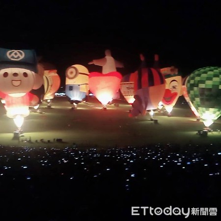2018台灣國際熱氣球嘉年華首場光雕音樂會串聯歷屆世足賽音樂，23顆熱氣球的燈光伴隨著歷年世界盃足球賽與奧運會的主題曲節奏，讓現場民衆為之瘋狂。（圖／台東縣政府提供）