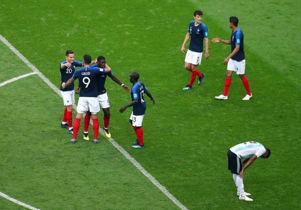 ▲法國隊球員們賽後慶祝對阿根廷一戰的勝利（圖／路透）