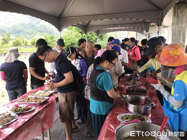 「玉里熊讚‧上學去」割稻體驗活動，大小朋友一起體驗拿起鐮刀割稻的辛苦與樂趣。（圖／玉里鎮公所提供）