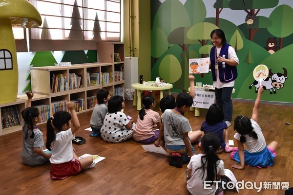 「健康我最行、達人領袖營」，以健康為主軸，設計闖關遊戲，每關卡都以繪本教學為開場，讓小朋友先聽故事，再融入主題教學。（圖／慈濟科技大學提供）