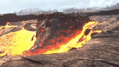 夏威夷火山罕見「熔岩船」現象　巨石漂浮岩漿上越滾越大顆