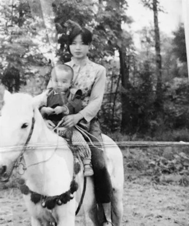 ▲▼王媽媽24年前帶兒子去騎馬的珍貴照片。（圖／翻攝自遼瀋晚報）