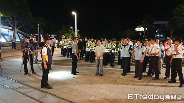 台東縣警局規劃執行擴大臨檢勤務，於7月1日暑假首日晚間結合縣府青春專案聯合督導小組，針對易生治安顧慮場（處）所加強稽查勸導、取締。（圖／台東縣警察局提供）