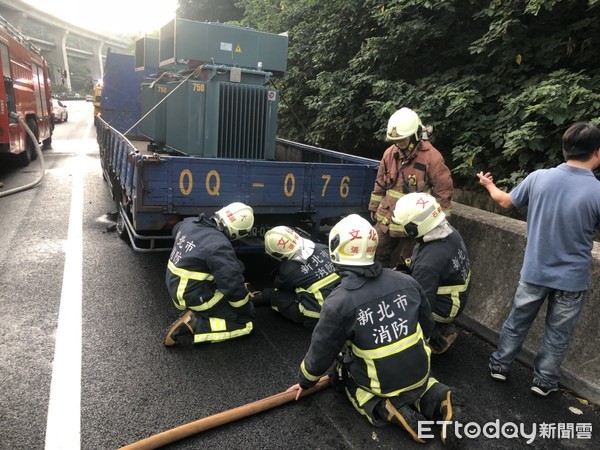 ▲▼國道清晨燒貨車，火勢撲滅後消防隊忙著灑水降溫。（圖／記者趙永博攝）