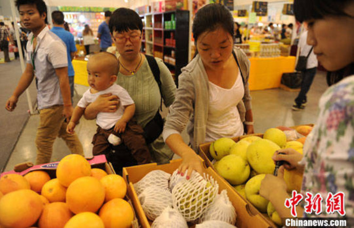 ▲▼北京民眾在水果節試吃過後，紛紛掃碼購買。（圖／翻攝自中新網）