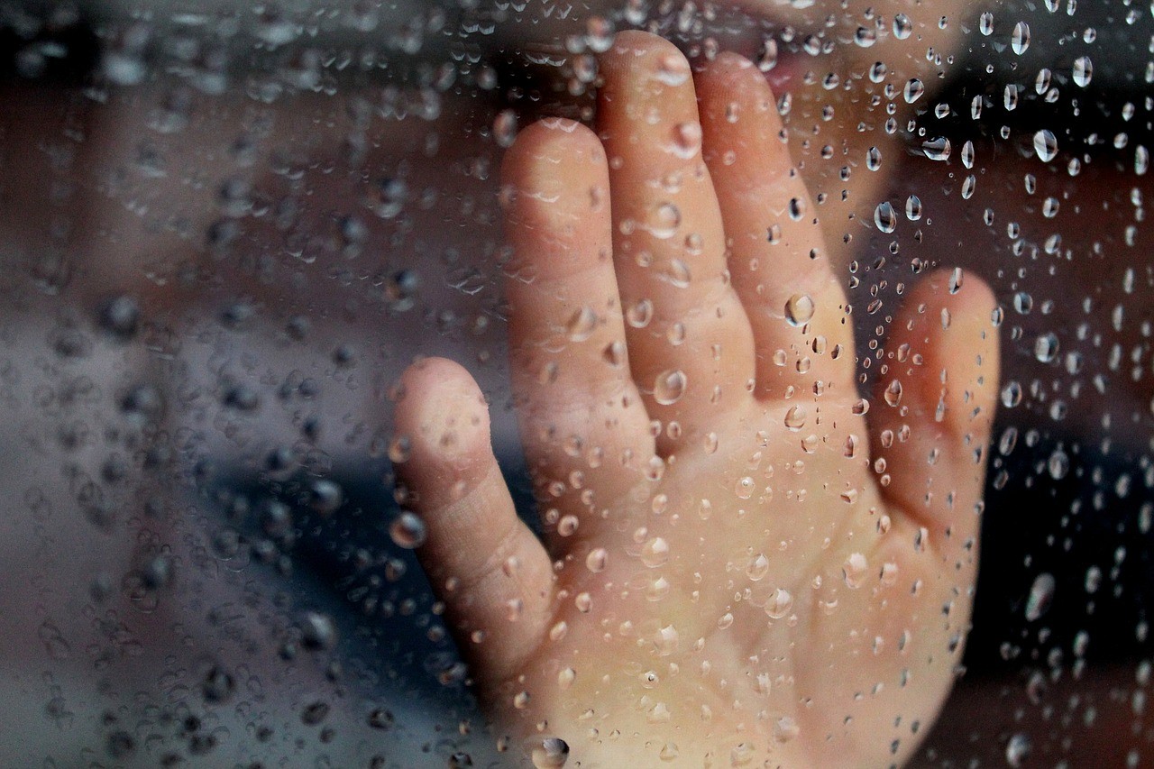 ▲▼濕氣,雨天,淋濕,窗戶,手掌,下雨。（圖／翻攝自pixabay）