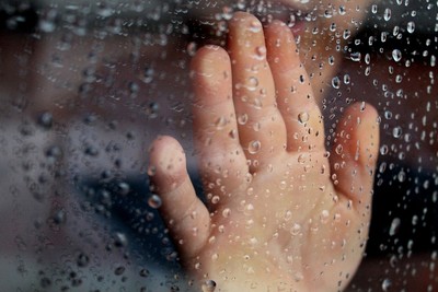 15歲少女「淋雨會痛以為正常」問媽才知不對勁　就醫診斷出水源性蕁麻疹