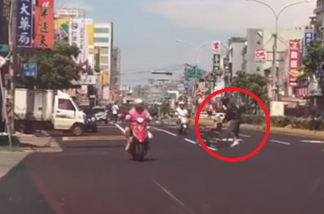 ▲▼騎士協助輪椅奶奶過馬路。（圖／翻攝自新竹爆料公社）