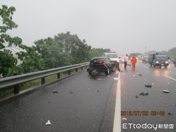 ▲國道一號南向276.6公里2日上午發生一起事故，1部自小客車因雨天致車輛打滑失控，撞擊外側護欄後再彈回外側車道撞擊遊覽車肇事，造成1人受傷。（圖／記者林悅翻攝，下同）