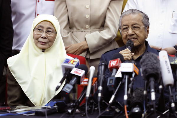 ▲▼馬來西亞副首相旺阿芝莎（Wan Azizah Wan Ismail）和首相馬哈迪（圖／達志影像／美聯社）