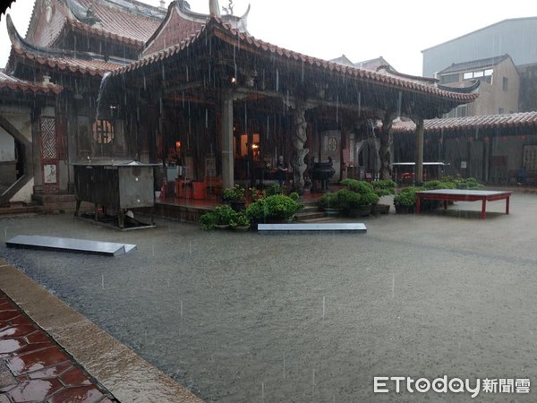 ▲鹿港多處大雨成災。（圖／鹿港龍山寺提供）