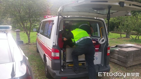 ▲▼一家6口2日下午到新北雙溪遊玩，夫妻溺水雙雙命危。（圖／記者林煒傑翻攝）