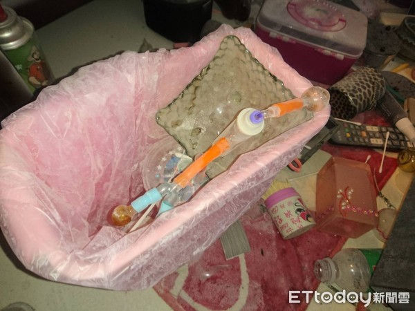 ▲▼屋內被男子持滅火器狂噴後，又被警方搜出毒品。（圖／記者陳豐德翻攝）