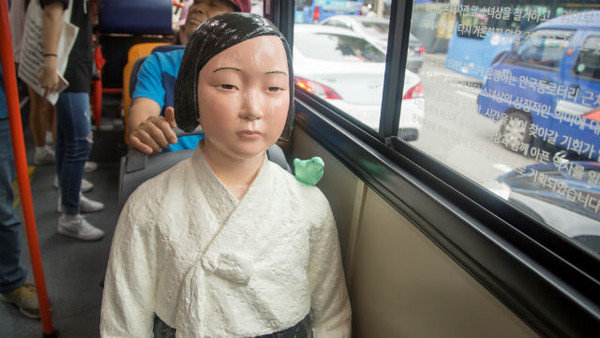 ▲南韓在815光復節，民間自發性在公車上放真人等身版朝鮮少女，慰安婦少女像紀念公車引熱議。（圖／達志影像）