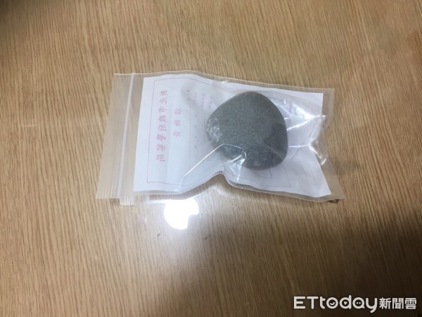 ▲永和中和路上信義房屋傳烏龍槍響，鑑識人員到場發現是車輛輾過石頭釀禍。（圖／記者林煒傑翻攝）