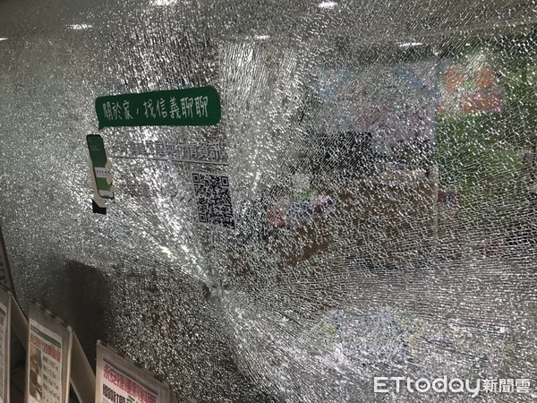 ▲永和中和路上信義房屋傳烏龍槍響，鑑識人員到場發現是車輛輾過石頭釀禍。（圖／記者林煒傑翻攝）