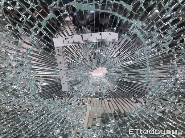 ▲永和中和路上信義房屋傳烏龍槍響，鑑識人員到場發現是車輛輾過石頭釀禍。（圖／記者林煒傑翻攝）