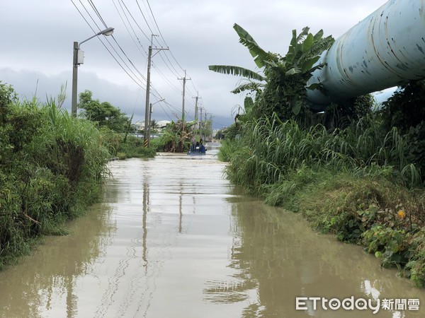 ▲台南市消防局2日下午據報，派員搶救1部受困淹水路段車輛上2名民眾脫困。（圖／記者林悅翻攝，下同）