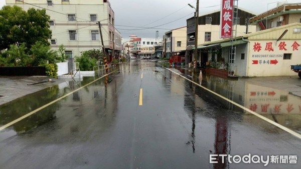 ▲台南市菁寮社區東北側地勢較高的崁頂部落，因為排水系統比較老舊，無法順利排紓解雨量，積水順地勢漫流到菁寮部落，一度造成積淹水。（圖／記者林悅翻攝）