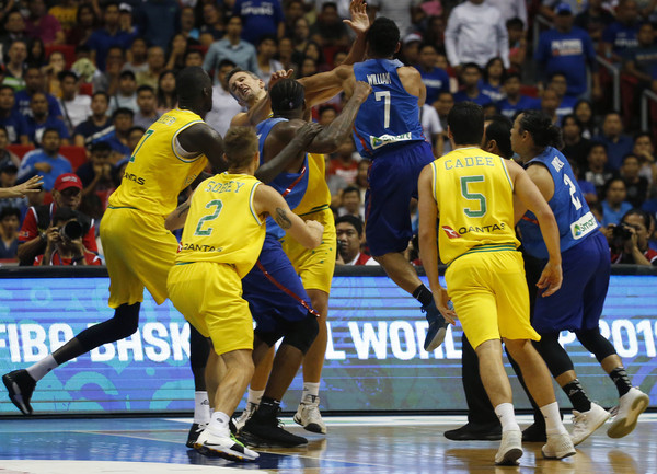 ▲▼世界盃男籃資格賽，菲律賓對澳洲上演大亂鬥。（圖／達志影像／美聯社）