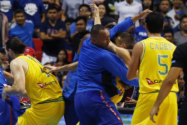 ▲▼世界盃男籃資格賽，菲律賓對澳洲上演大亂鬥。（圖／達志影像／美聯社）