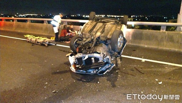 ▲▼快訊／國5南下36K凌晨驚傳車禍　小客車自撞翻覆1人受困。（圖／記者柯沛辰翻攝）