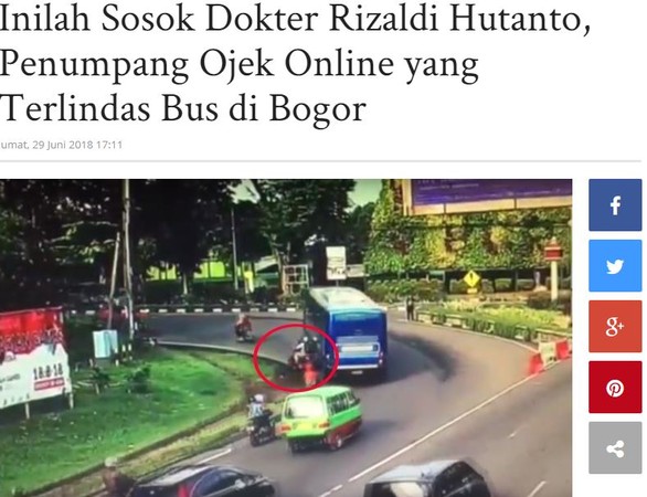 公車硬卡貼著機車一起左轉，先撞倒再輾殺醫生。（圖／翻攝自《Tribun Timur》）
