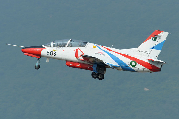 一架巴基斯坦空軍特技飛行表演隊的K-8，在2010年珠海航展上起飛。（圖／翻攝自維基百科）