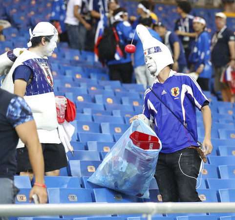▲日本球迷帶著失落整理垃圾      。（圖／達志影像／美聯社）