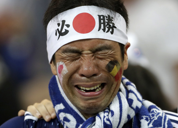 ▲▼球迷邊哭邊撿垃圾！日本慘輸比利時　卻贏他國尊重。日本球迷,世足賽,日本隊,俄羅斯世足賽,俄羅斯世足。（圖／達志影像／美聯社）