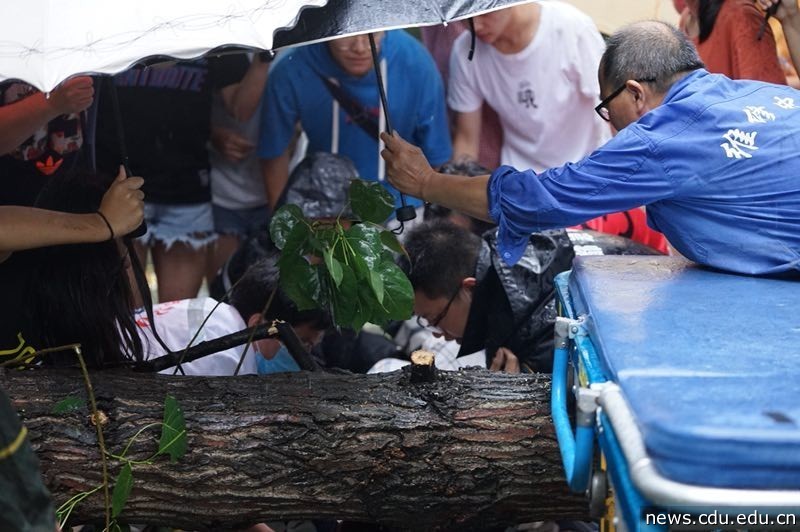 ▲▼四川暴雨樹倒砸校工,成都大學淹水。（圖／翻攝自成都大學官方網站）