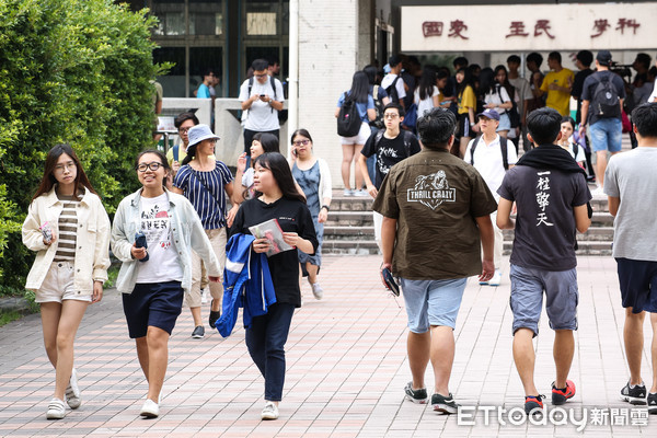 ▲▼107年大學指定考科考試結束,師大附中,考生,考試結束。（圖／記者周宸亘攝）