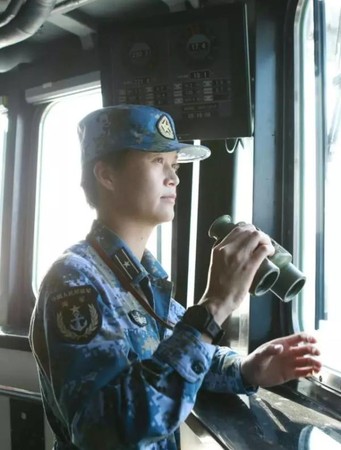 ▲▼解放軍海軍首位女副艦長」，現任東海艦隊某驅逐艦支隊鄭州艦實習艦長的韋慧曉即將迎來艦長全訓考核。（圖／翻攝自澎湃新聞）