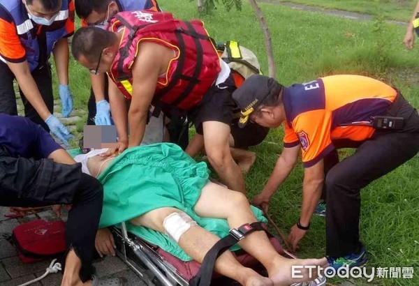 ▲台南市消防人員下水搶救該名跳運河溺水的男子上岸，施以CPR並送郭綜合醫院救治中。（圖／記者林悅翻攝，下同）