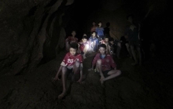 ▲▼泰國少年足球隊師生13人受困洞窟。（圖／達志影像／美聯社）