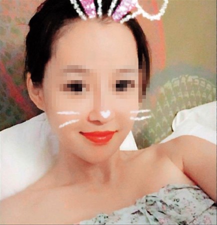 長相甜美的四十三歲酒店小姐小婷，平常也會自拍Q版照片。（翻攝畫面）
