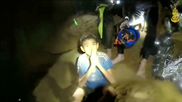 ▲▼泰國少年足球隊受困洞穴。（圖／路透社）