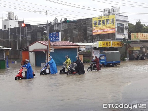 ▲▼高雄清晨多處低窪地區積水。（圖／記者宋德威攝，下同）