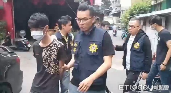 ▲▼走在最前面的廖姓主嫌等4人被警方逮捕歸案。（圖／記者陳豐德翻攝）