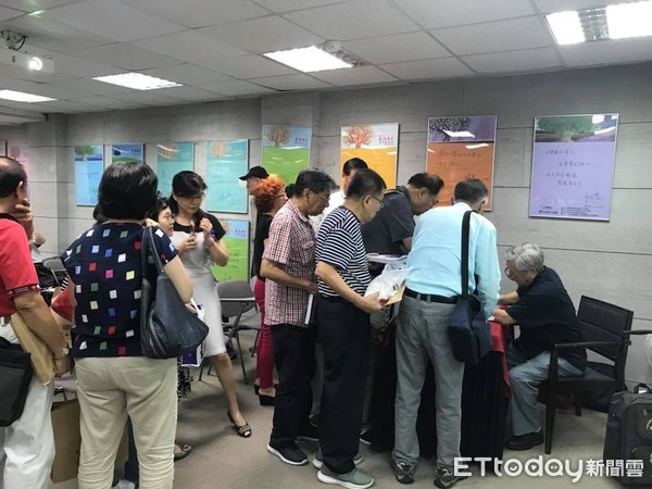 ▲▼  資深世足主播楊楚光新書分享會　現場擠滿老友粉絲排隊簽名（圖／記者謝孟儒攝）