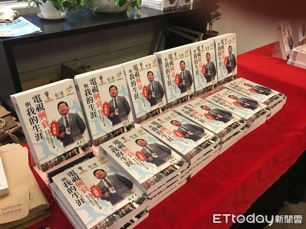 ▲▼  資深世足主播楊楚光新書分享會　現場擠滿老友粉絲排隊簽名（圖／記者謝孟儒攝）