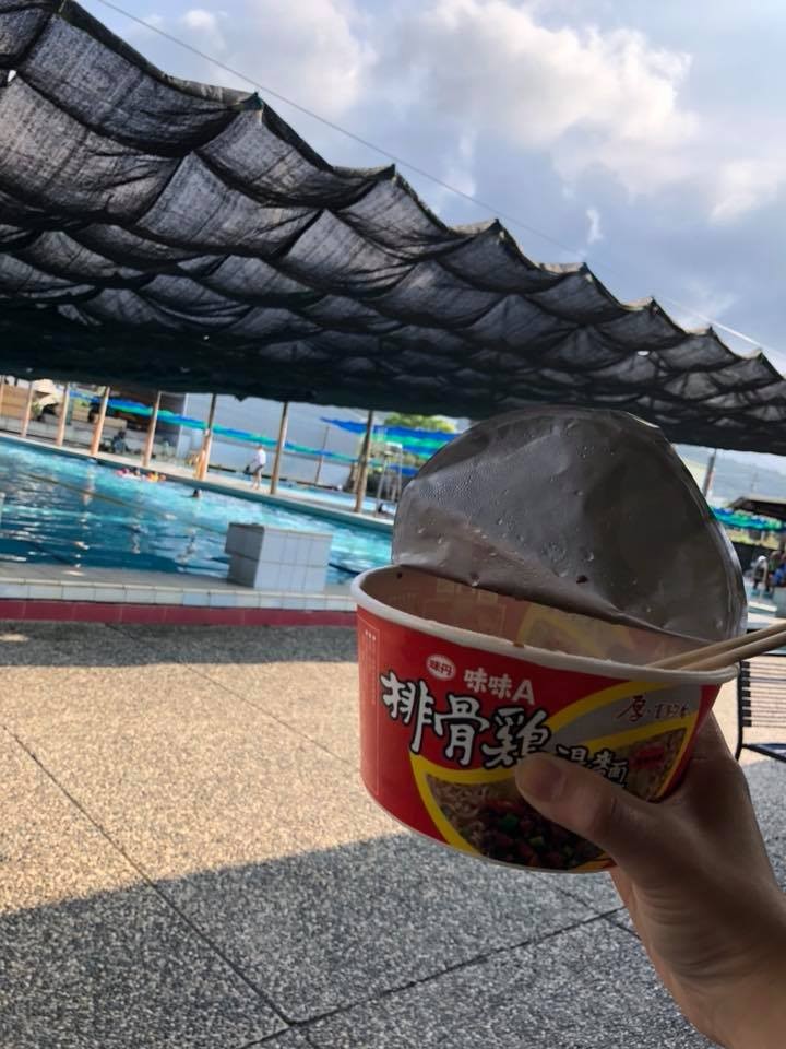 想減肥！游泳池賣泡麵太誘惑（圖／翻攝爆廢公社）