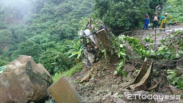 ▲▼台中太平蝙蝠洞落石，怪手司機遭砸中身亡。（圖／記者莊智勝翻攝）