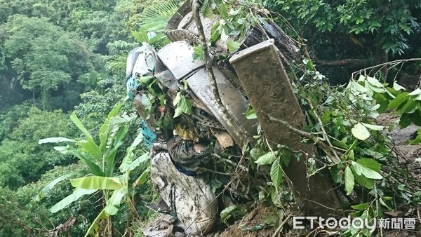 ▲▼一台怪手在太平長龍路清路落石，竟遭落石在擊中，駕駛慘死。（圖／記者李忠憲翻攝）