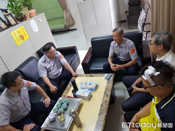 ▲▼洪姓員警手臂及頭部遭砍傷共縫12針。（圖／記者陳豐德翻攝））