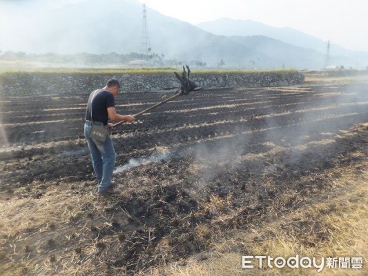 部分農民仍繼續採用引火燃燒方式來處理稻草，此行為除攸關公共安全外，亦涉農業及空氣汙染防制等相關法規，有影響公眾空氣品質及行車安全之虞。（圖／台東縣消防局提供）