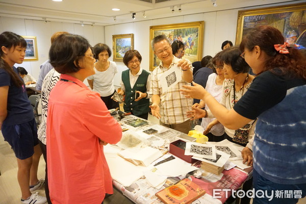 ▲林俊賢講師，在「藝想台灣、鄕土情韻」展出期間，於佛光緣美術館台南館，以傳統版畫精神，帶領民眾體驗出没有邊際、天馬行空的版畫創作。（圖／南台別院提供，下同）