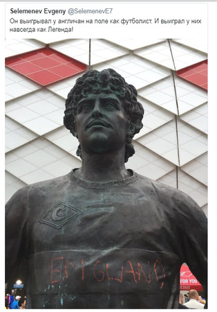 ▲▼          世足賽球場外的俄羅斯球員銅像被噴上英格蘭字樣   。（圖／取自Selemenev Evgeny推特）