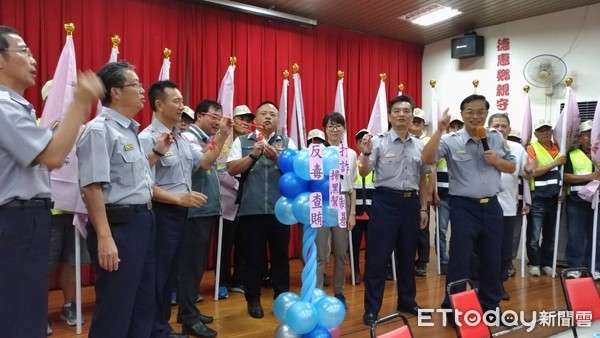 ▲台南市警一分局，7月4日晚上在德光里活動中心，舉辦「守望相助整軍再出發、安居樂業好生活」座談會，並成立第一巡守中隊。（圖／警方提供）